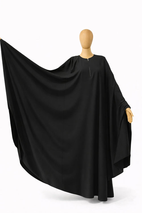 Jilbab papillon noir bras ouverts montrant coupe large et tissu fluide en crêpe royal