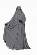 Jilbab 1 pièce gris Liyane coupe oversize en crêpe royal, montrant la fluidité du tissu.