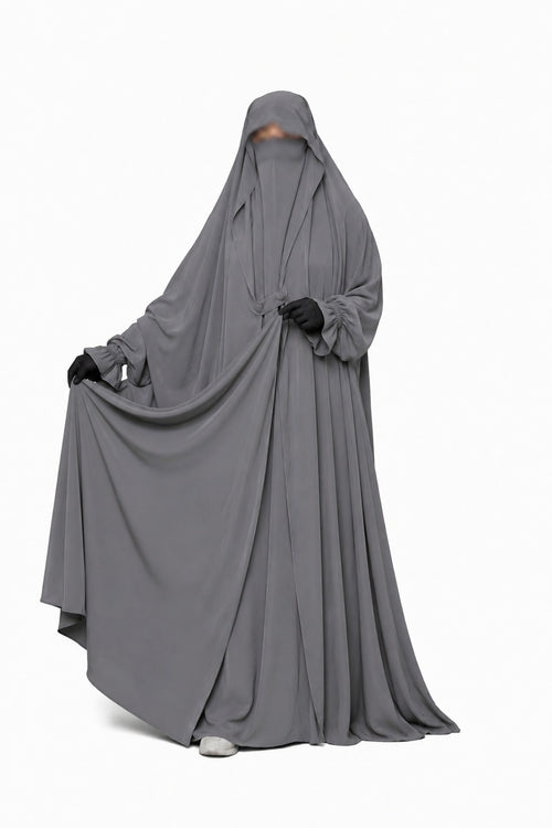 Jilbab 1 pièce gris Liyane coupe oversize en crêpe royal, montrant la fluidité du tissu.