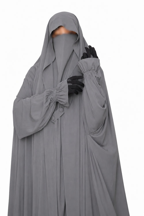 Détail du jilbab 1 pièce gris Liyane avec manches bouffantes, poignets resserrés et niqab intégré.