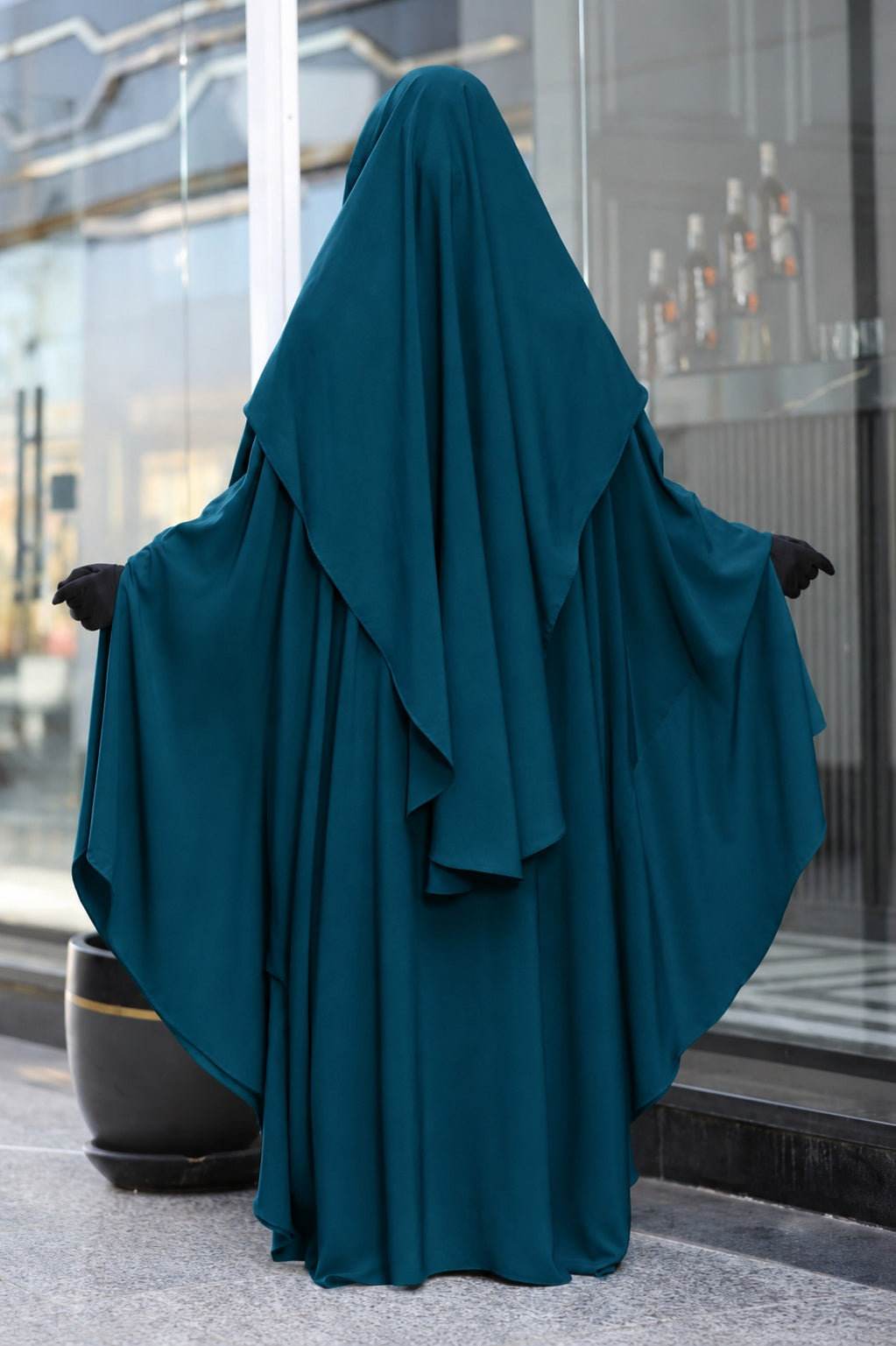Jilbab 2 pièces bleu canard avec khimar long couvrant le dos, confectionné en crêpe royale fluide et opaque.