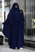 Jilbab 2 pièces bleu marine avec khimar long fluide et abaya large, vue de trois-quarts mettant en valeur le tombé du tissu.
