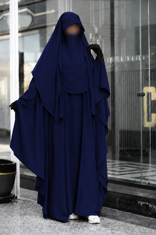 Jilbab 2 pièces bleu marine avec khimar long fluide et abaya large, vue de trois-quarts mettant en valeur le tombé du tissu.