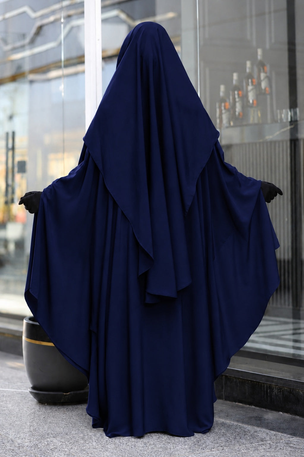Vue arrière d'un jilbab 2 pièces bleu marine avec khimar long couvrant et coupe ample offrant une couvrance optimale.