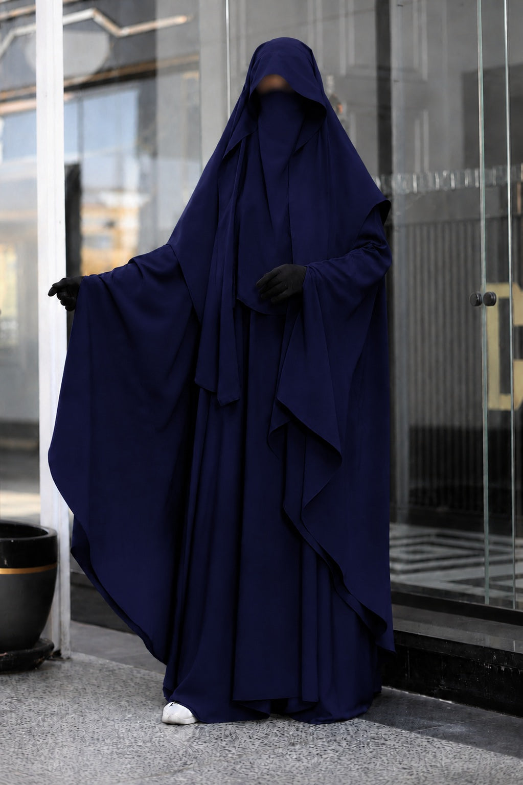 Jilbab 2 pièces bleu marine composé d'un khimar long et d'une abaya ample, vue de face avec manches papillon.
