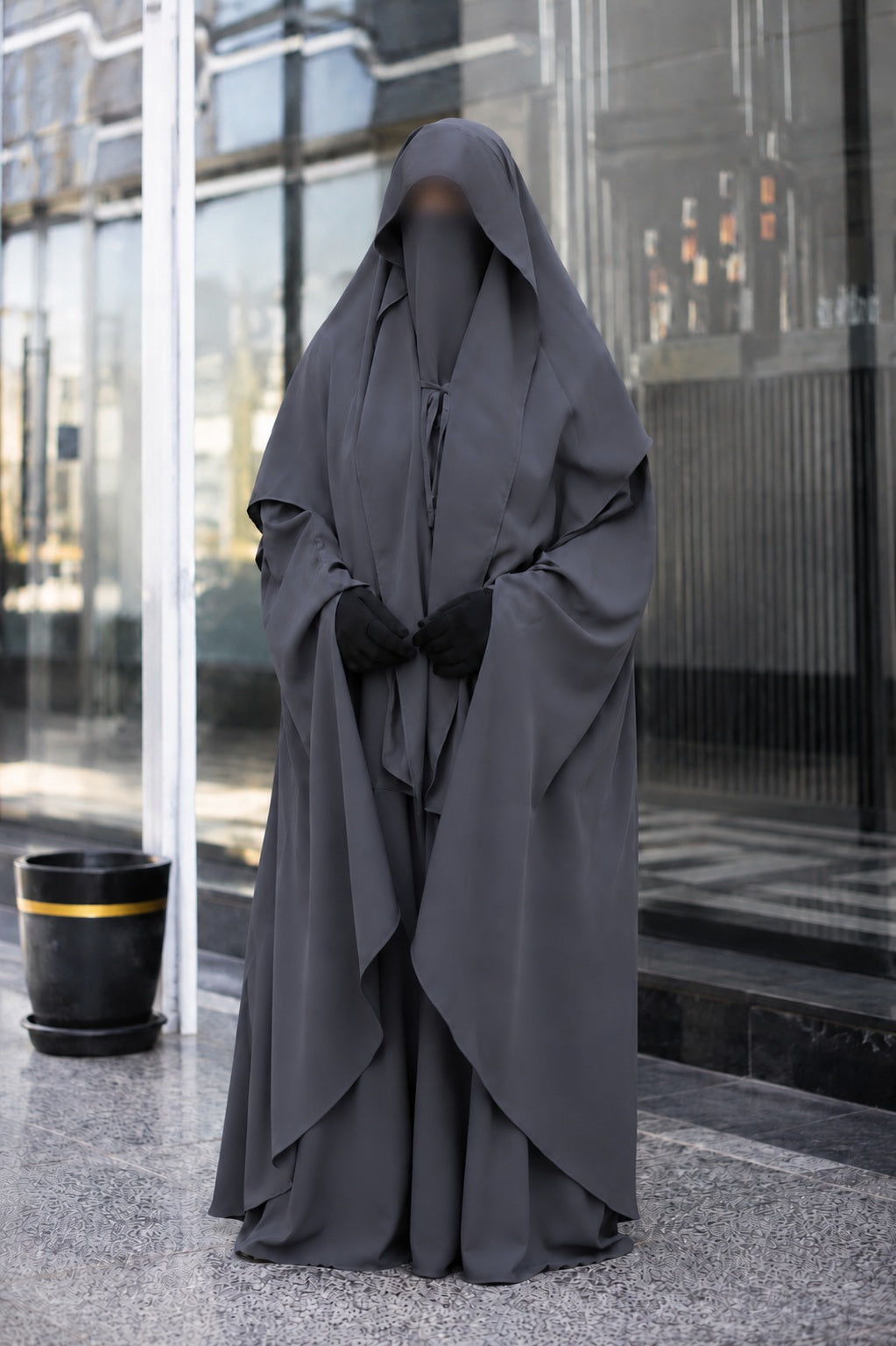 Jilbab 2 pièces gris foncé avec khimar long assorti, coupe ample et élégante pour femme musulmane.