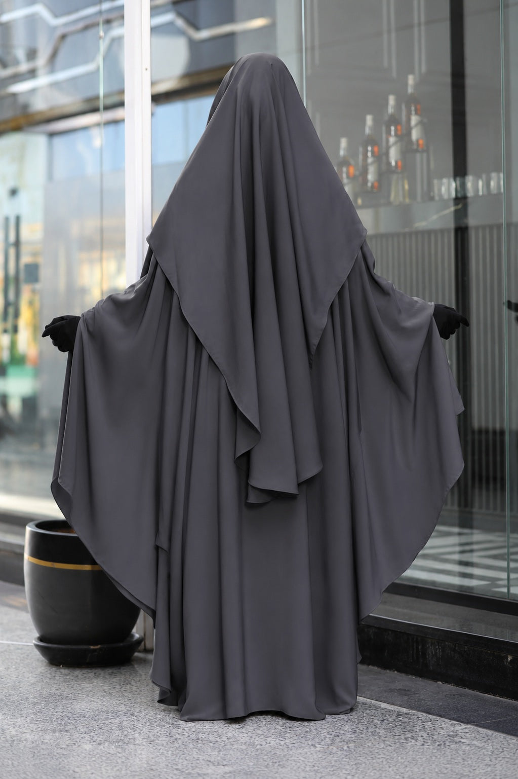 Vue arrière d'un jilbab 2 pièces gris foncé premium avec khimar long et tissu fluide offrant une couverture complète.