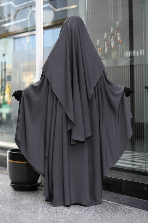 Vue arrière d'un jilbab 2 pièces gris foncé premium avec khimar long et tissu fluide offrant une couverture complète.