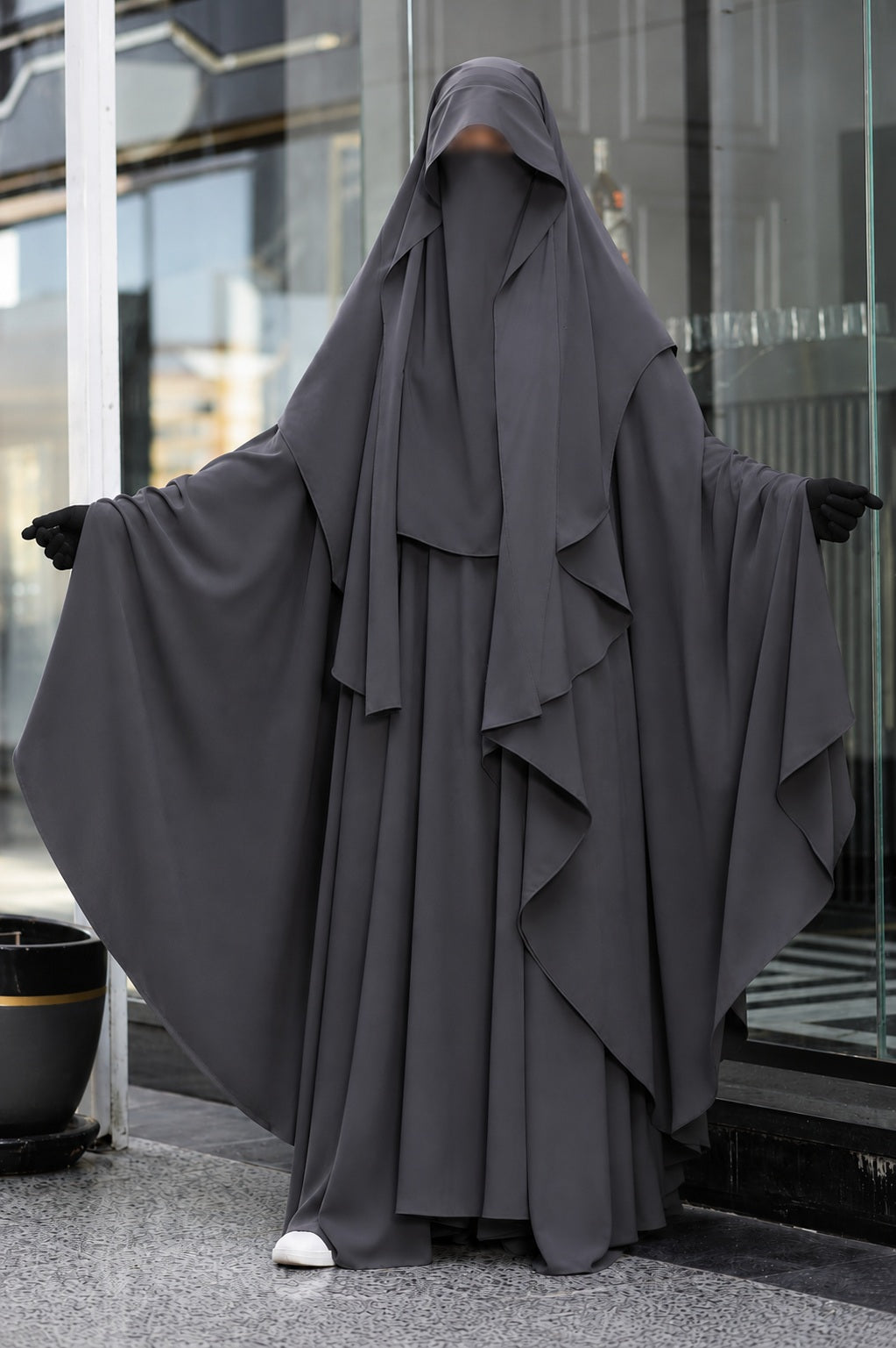 Jilbab 2 pièces gris foncé premium pour femme musulmane, vue de face avec manches larges et tissu fluide.