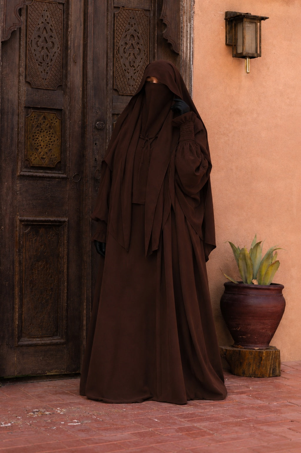 Jilbab 2 pièces marron chocolat en tissu crêpe royal, présenté de face avec khimar long couvrant, manches resserrées et coupe ample offrant une couvrance optimale.