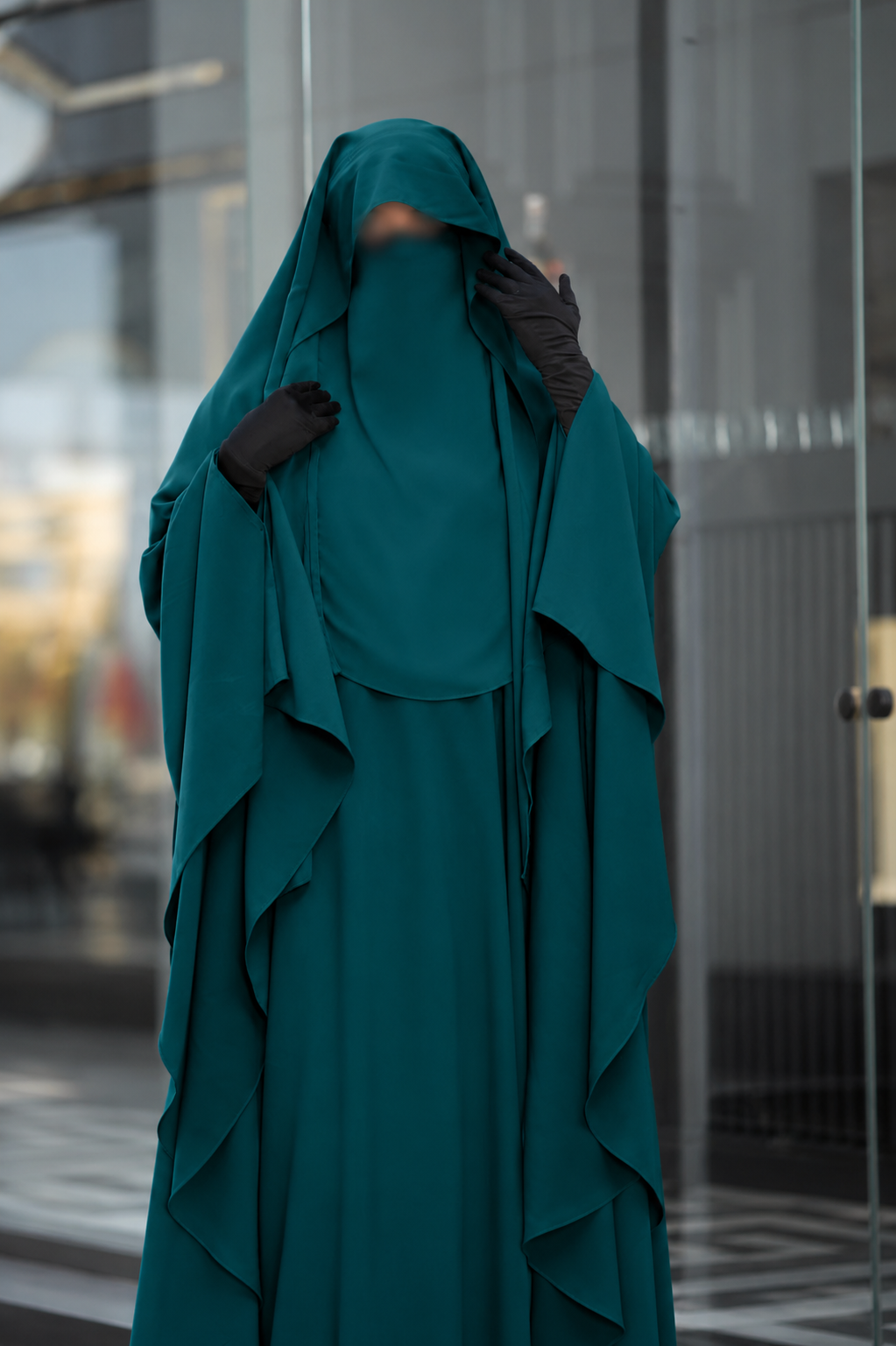 Vue rapprochée d'un jilbab 2 pièces vert canard avec khimar long en crêpe premium, mettant en valeur la fluidité et la qualité du tissu.