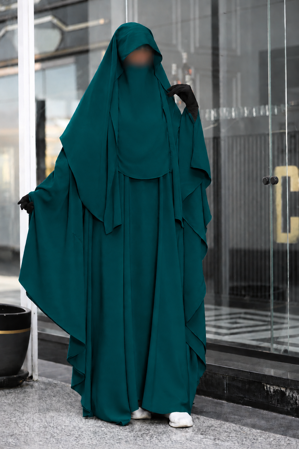 Jilbab 2 pièces vert canard avec khimar long et manches fluides, porté dans une posture élégante mettant en valeur le tombé du tissu.