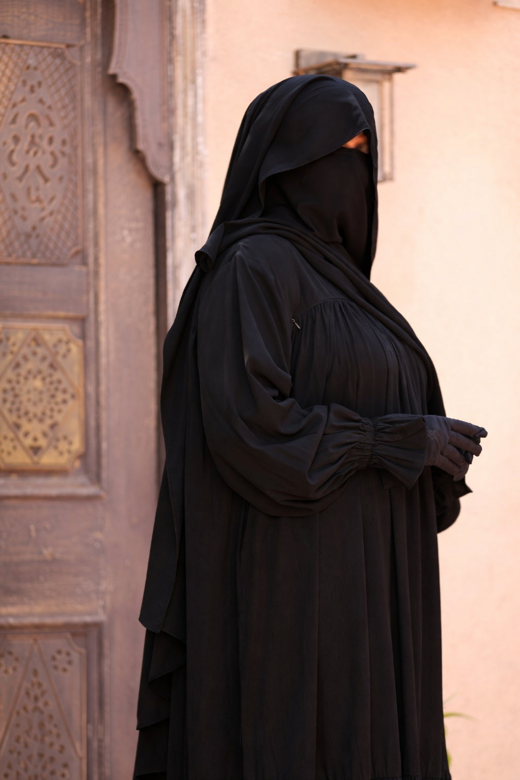 jilbab noir mastour avec niqab intégré coupe fluide élégant
