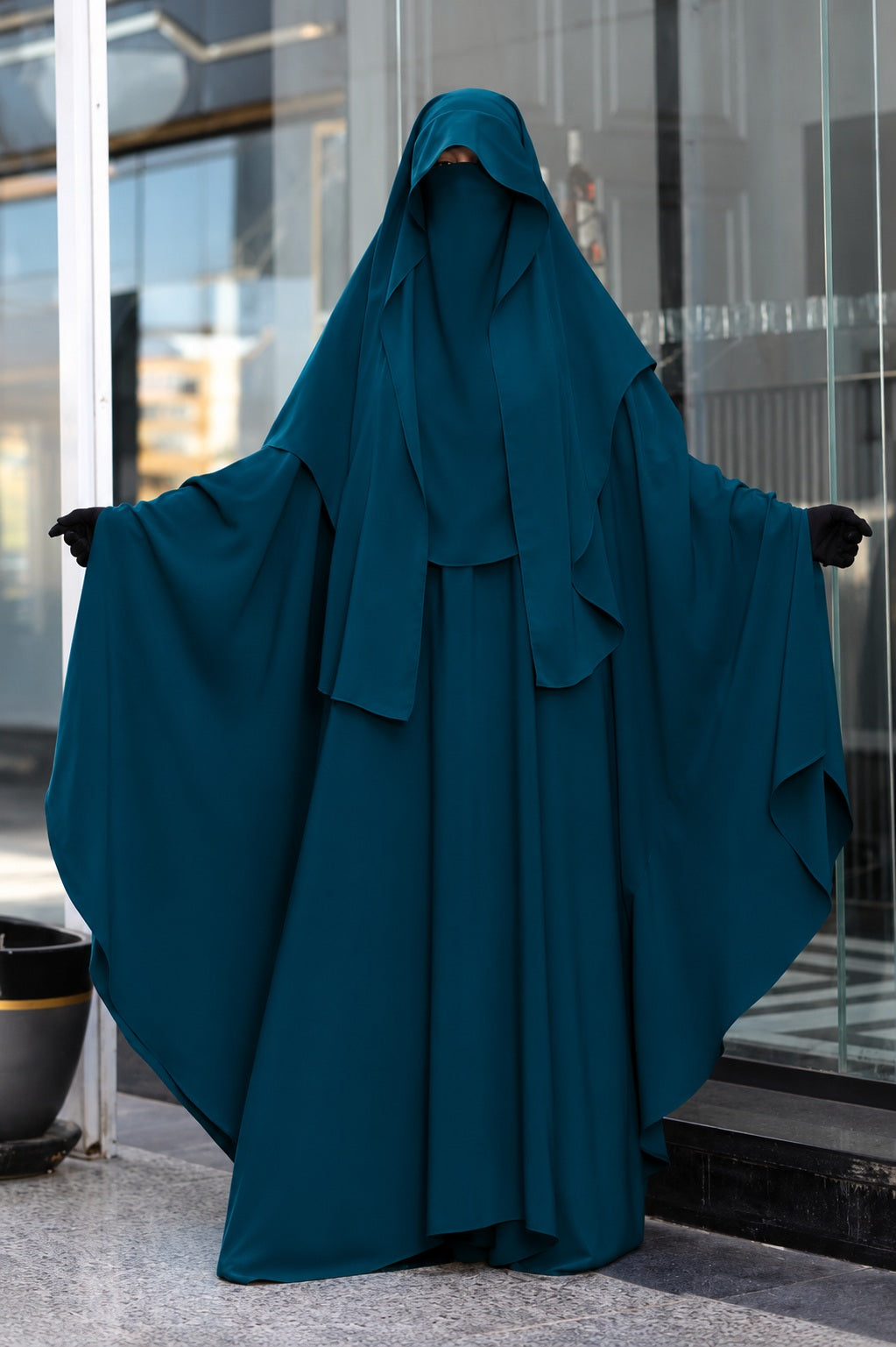 Jilbab bleu canard à ampleur maximale avec manches papillon, offrant une coupe fluide, élégante et très couvrante.