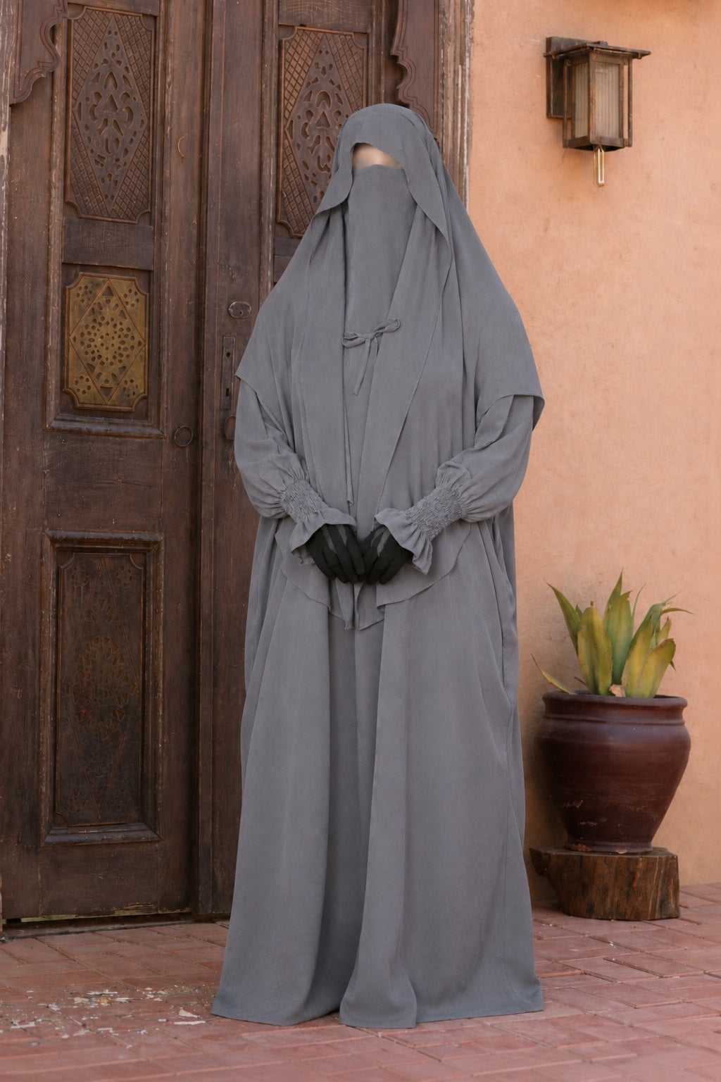 Vue de face d'un jilbab 2 pièces gris en crêpe royal, avec khimar long, jupe ample et manches resserrées, idéal pour une couvrance optimale.