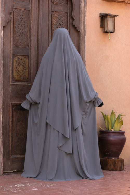 Jilbab Liyane gris en crêpe royale vu de dos, coupe longue et fluide avec retombé élégant, taille unique, idéal pour un style mastour.