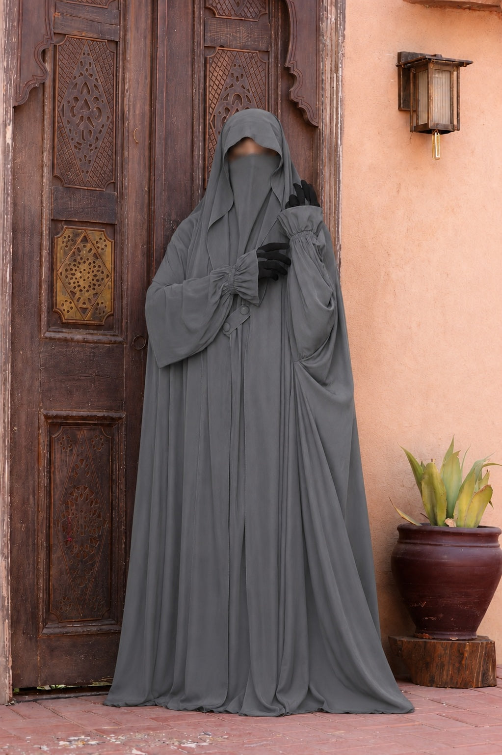 Jilbab Liyane gris à deux boutons en crêpe royale, vue de face, manches élastiquées et coupe ample, taille unique adaptée aux femmes mesurant entre 1m55 et 1m75.