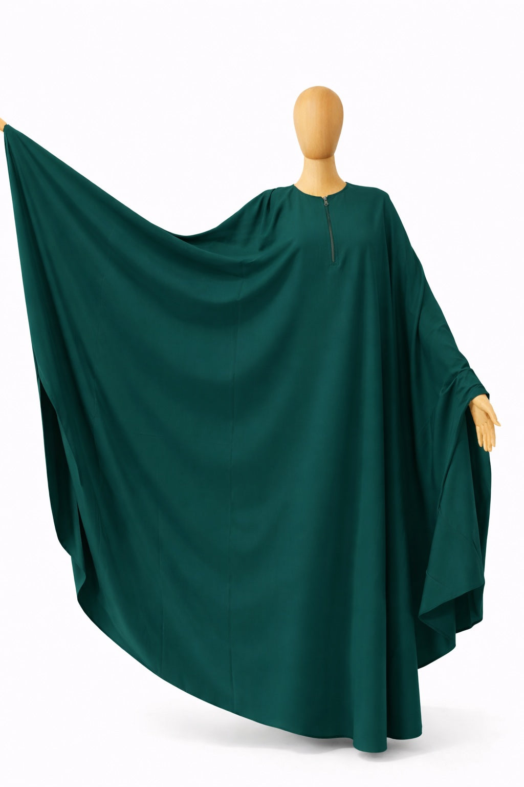 Jilbab papillon vert canard bras ouverts montrant coupe large et tissu fluide en crêpe royal