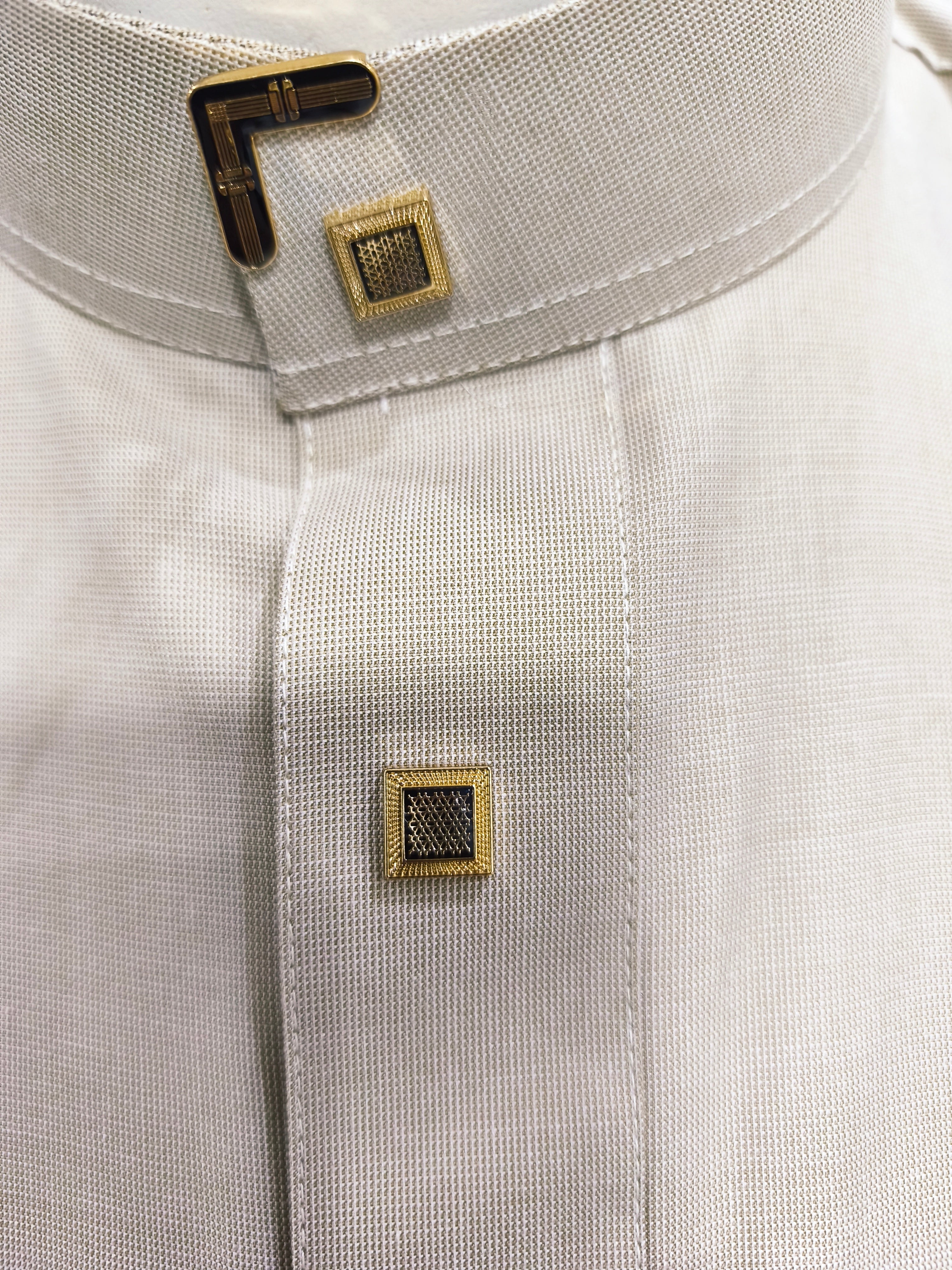 détail col qamis beige clair boutons raffinés coton