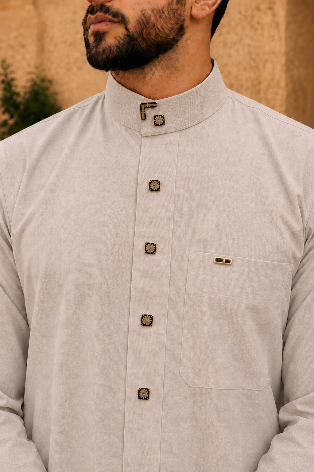 Qamis saoudien homme beige premium avec col structuré et boutons élégants dorés