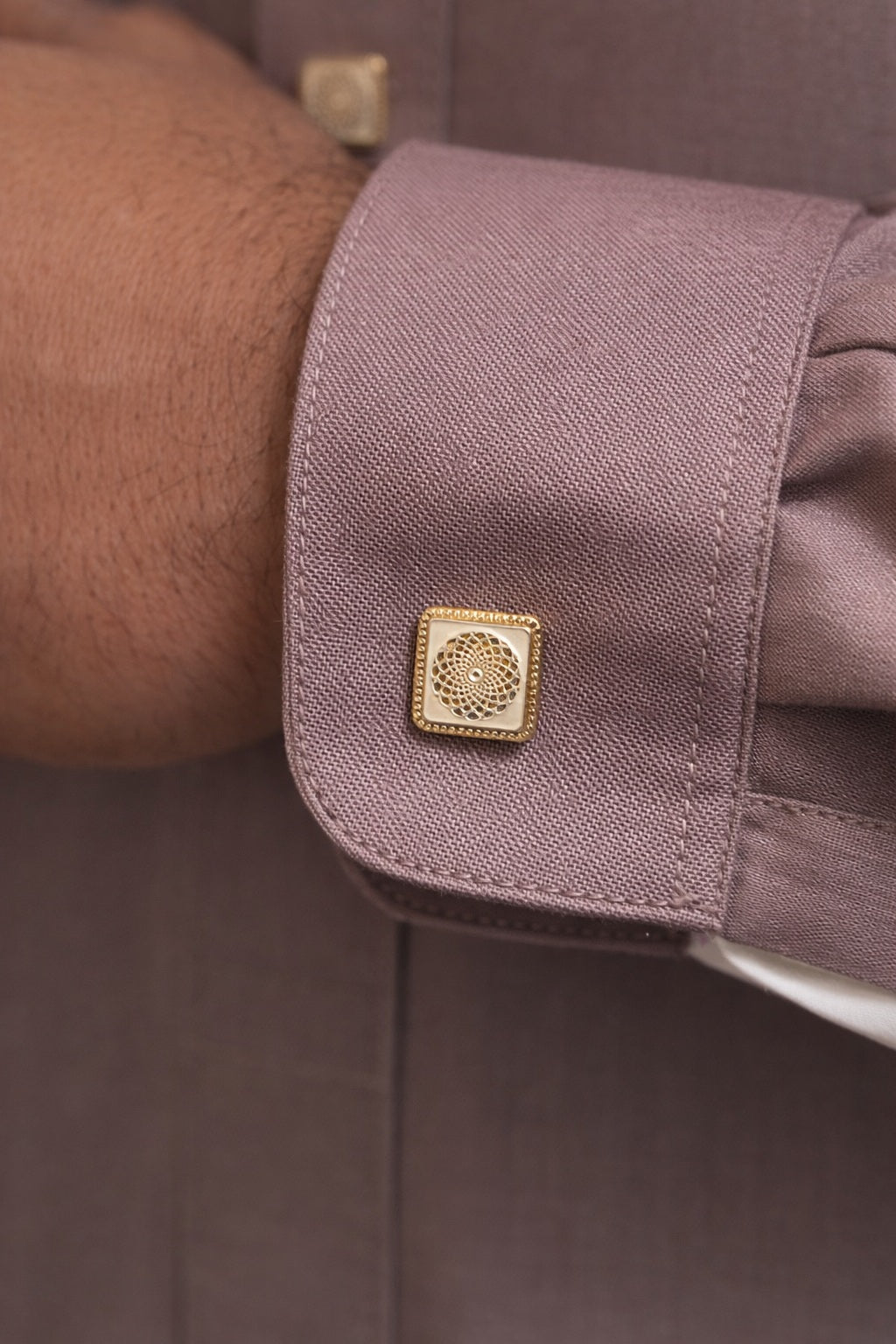 poignet qamis beige avec bouton raffiné finition luxe