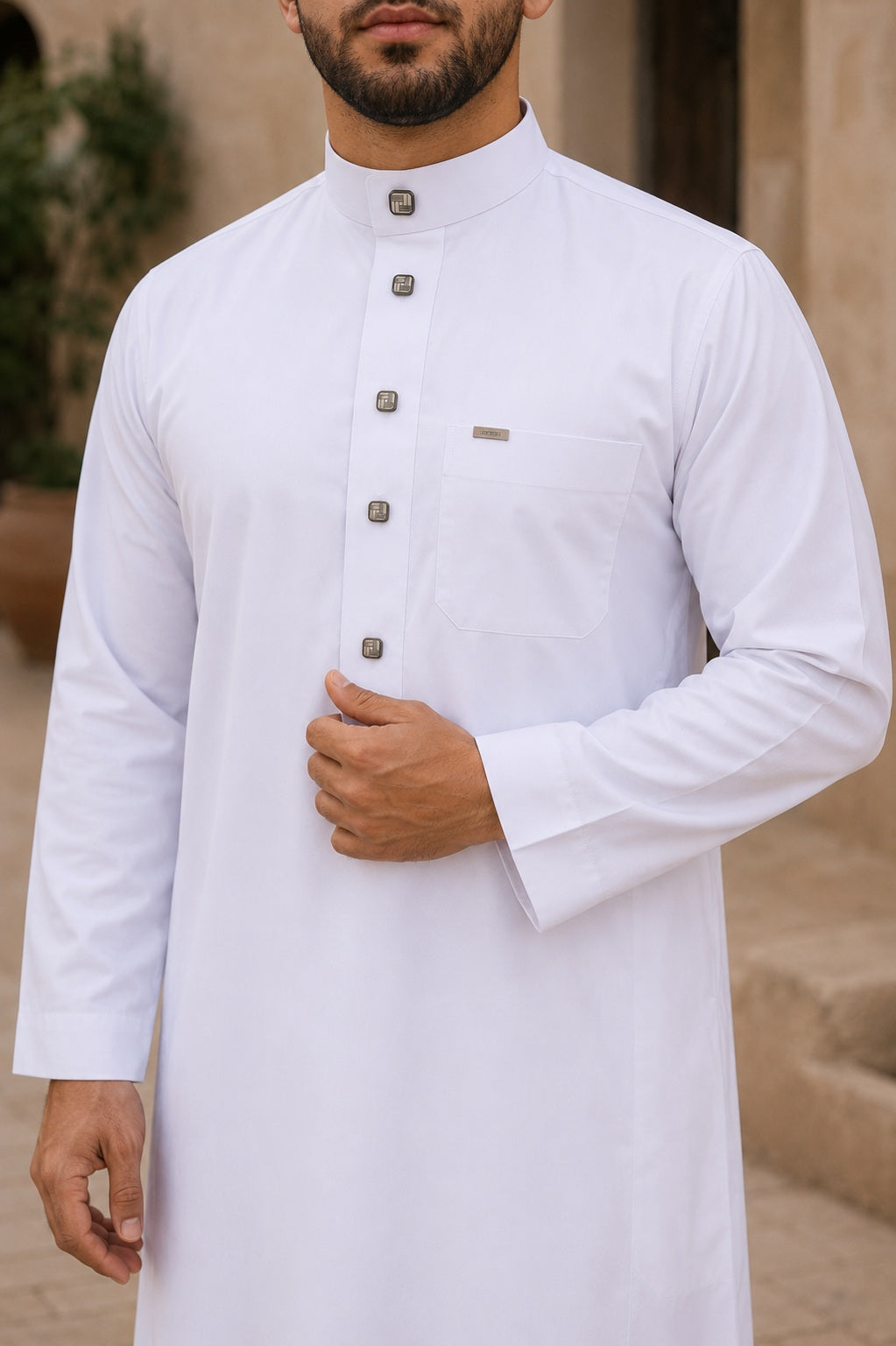 détail col qamis blanc boutons élégants finition luxe