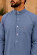 Détail du col officier d’un qamis saoudien homme bleu cendré en coton premium avec boutons carrés élégants et finitions raffinées argentées.
