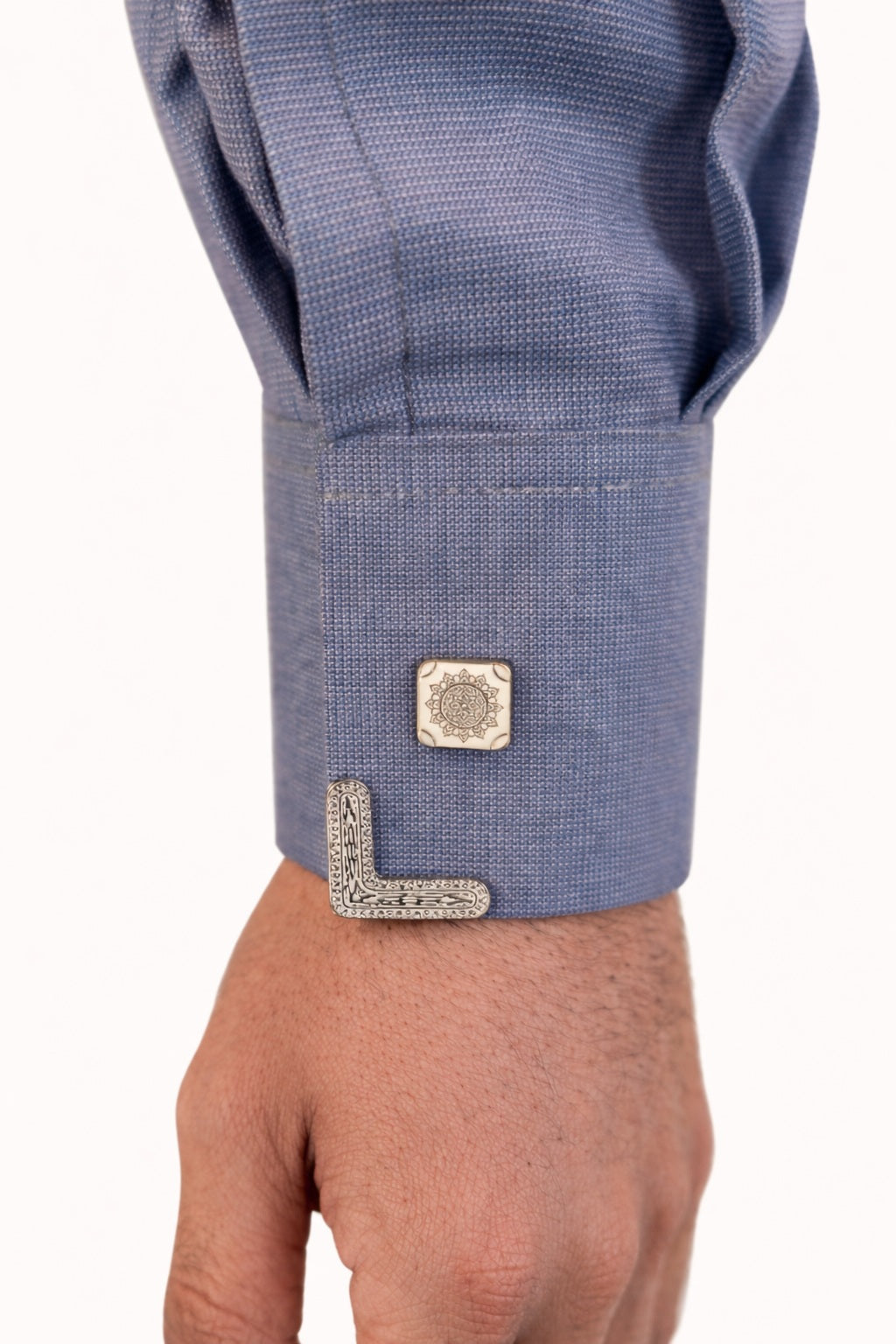 Détail du col officier d’un qamis homme vanille premium avec boutons carrés noirs et dorés au style saoudien élégant.