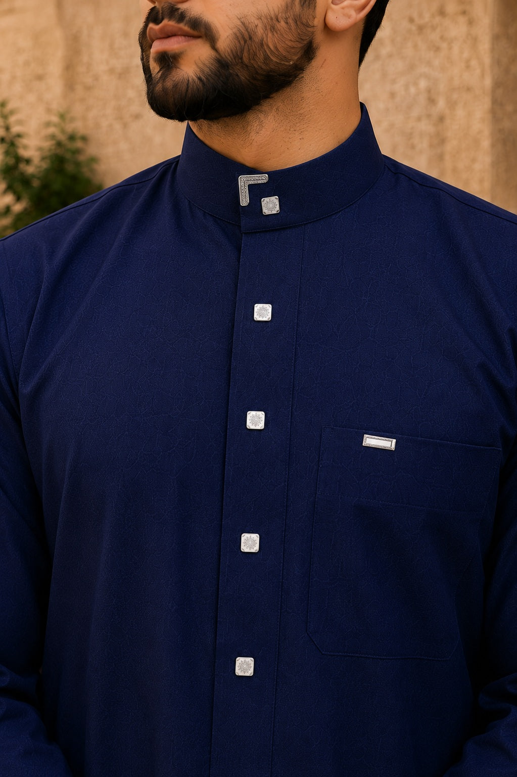 Qamis homme bleu nuit en coton premium avec boutons élégants
