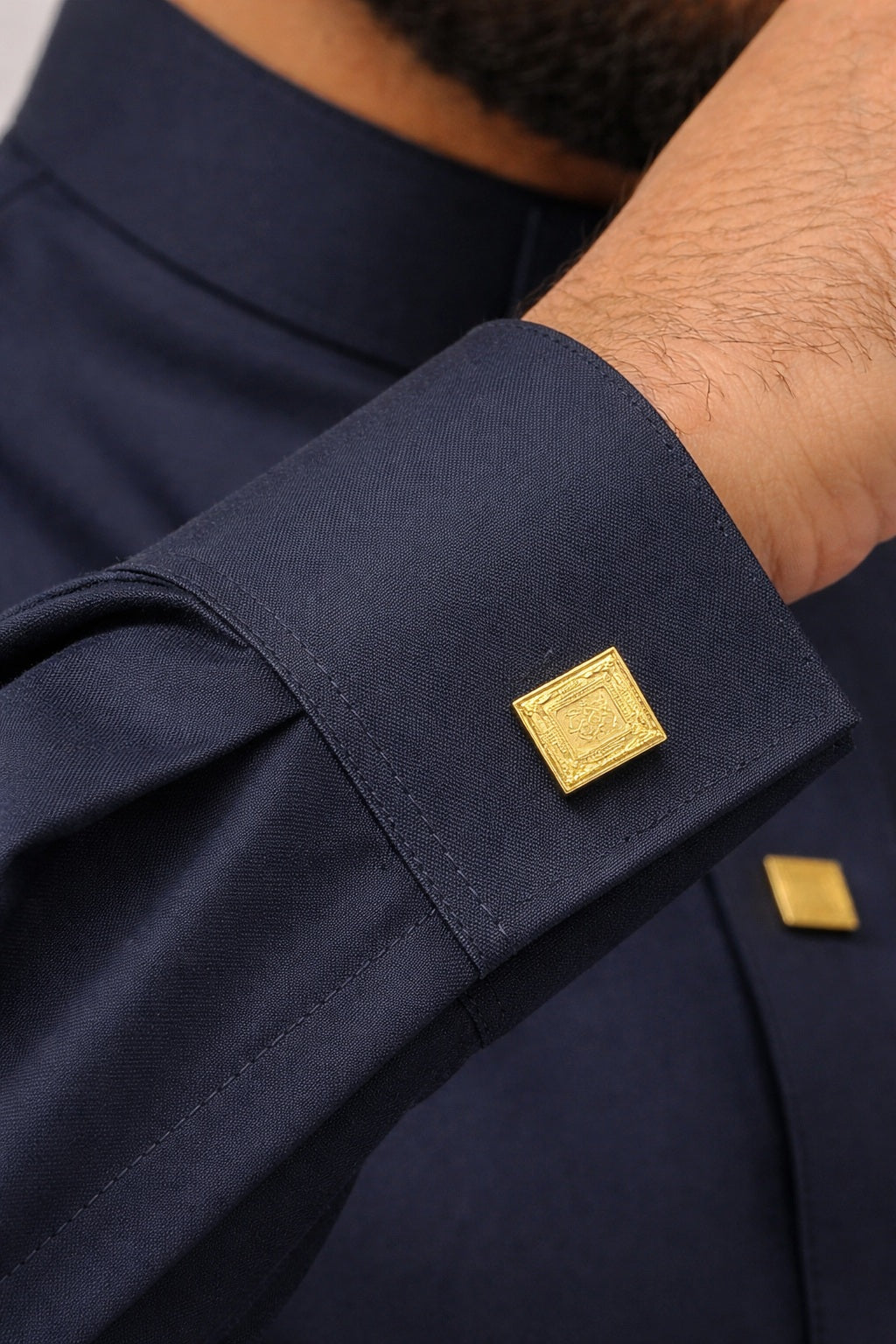 poignet qamis bleu nuit bouton doré finition élégante luxe