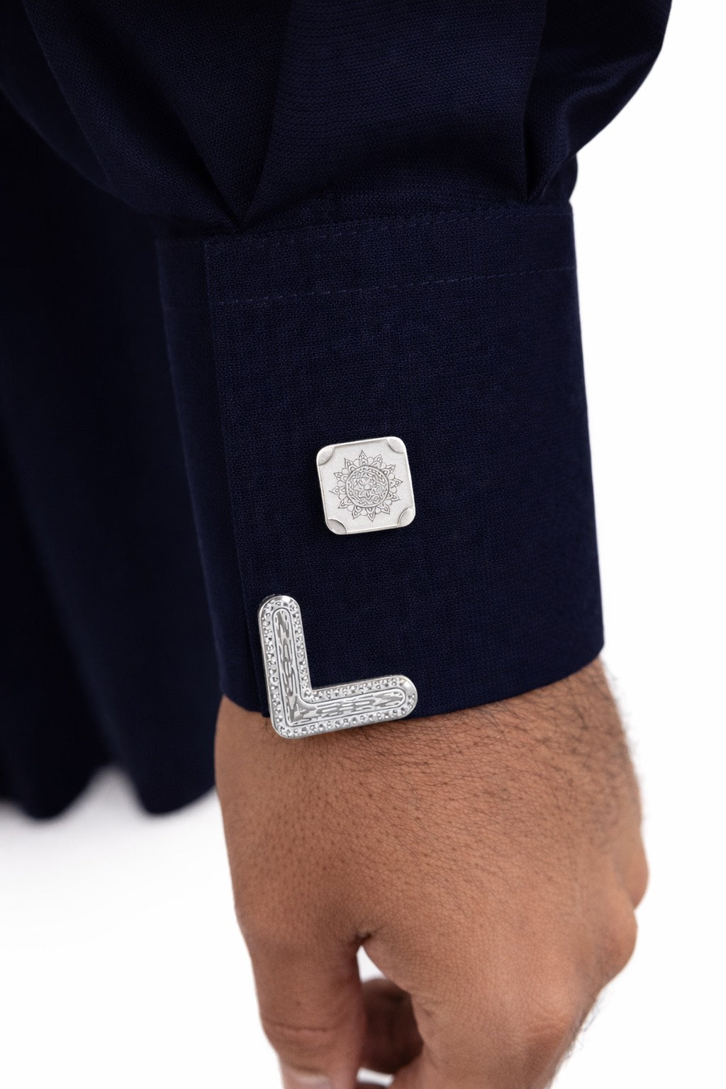 Poignet qamis bleu nuit avec bouton travaillé et finition métallique