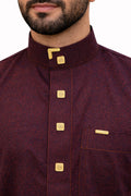 Qamis saoudien luxe homme grenat avec col officier élégant et boutons dorés raffinés