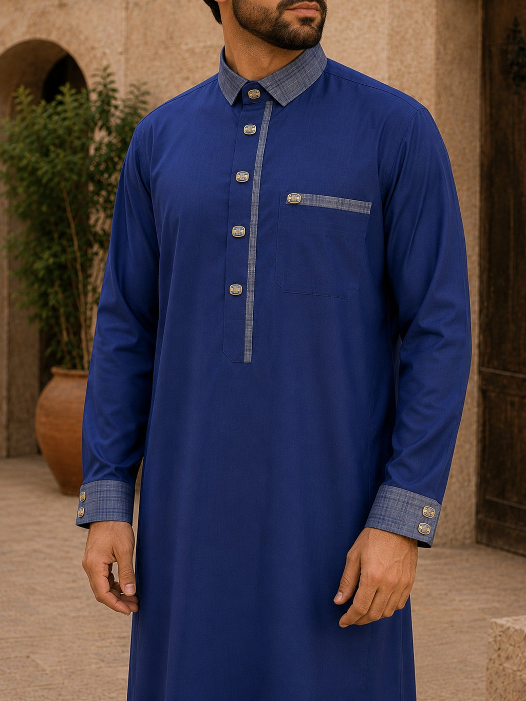 Qamis homme bleu premium en coton avec col contrasté gris, boutons dorés et poche poitrine, élégant et confortable.