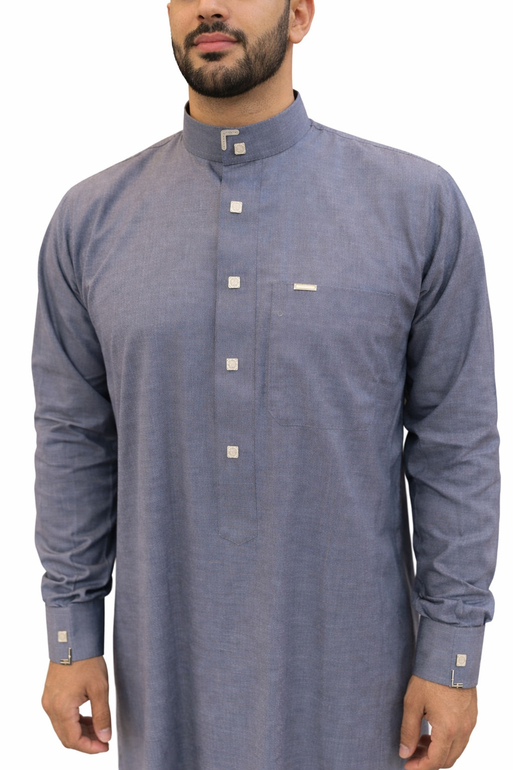 Détail du poignet d’un qamis saoudien vanille homme avec finition manchette premium et boutons décoratifs noirs et dorés raffinés.
