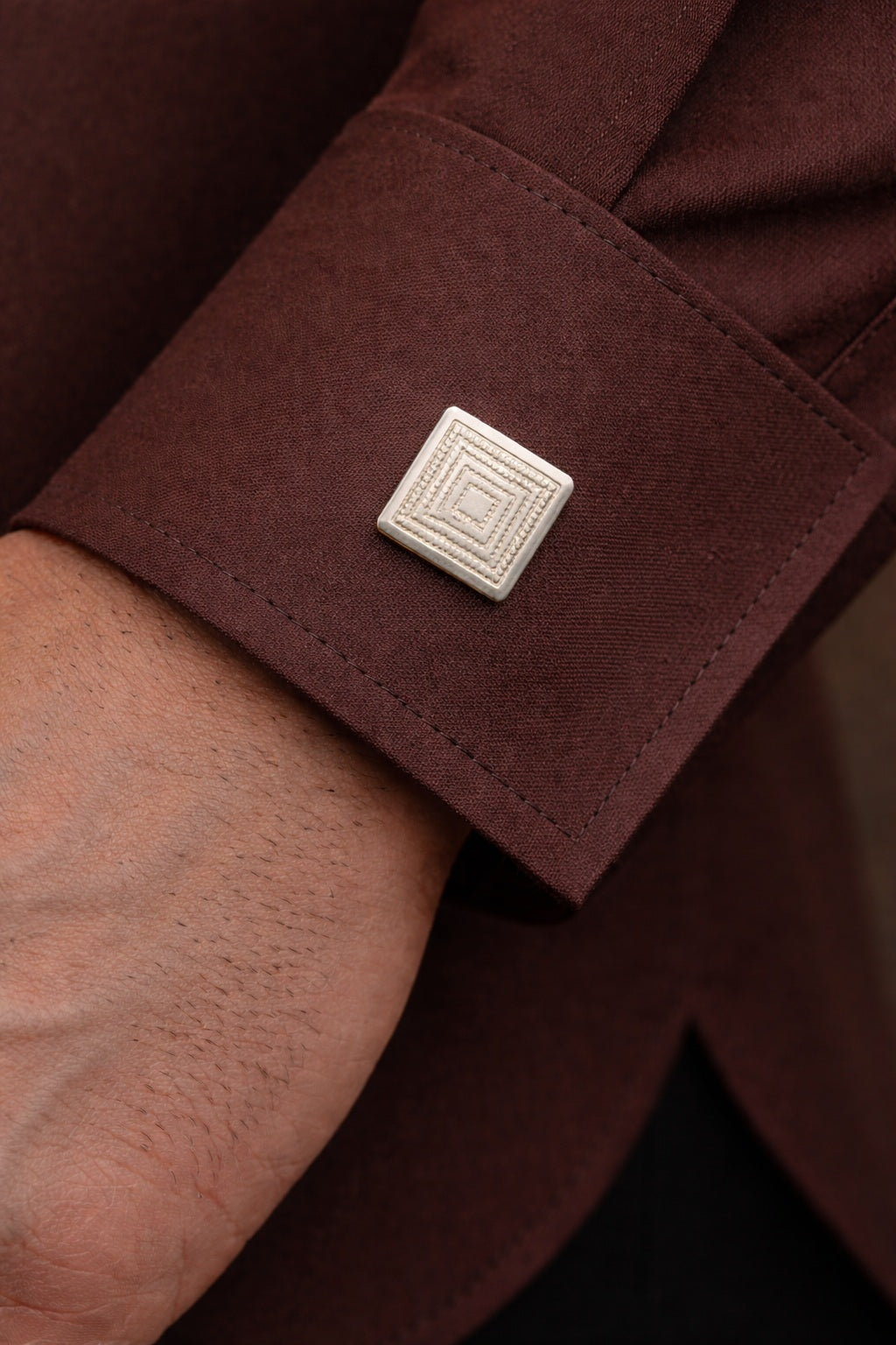 poignet qamis marron bouton carré élégant