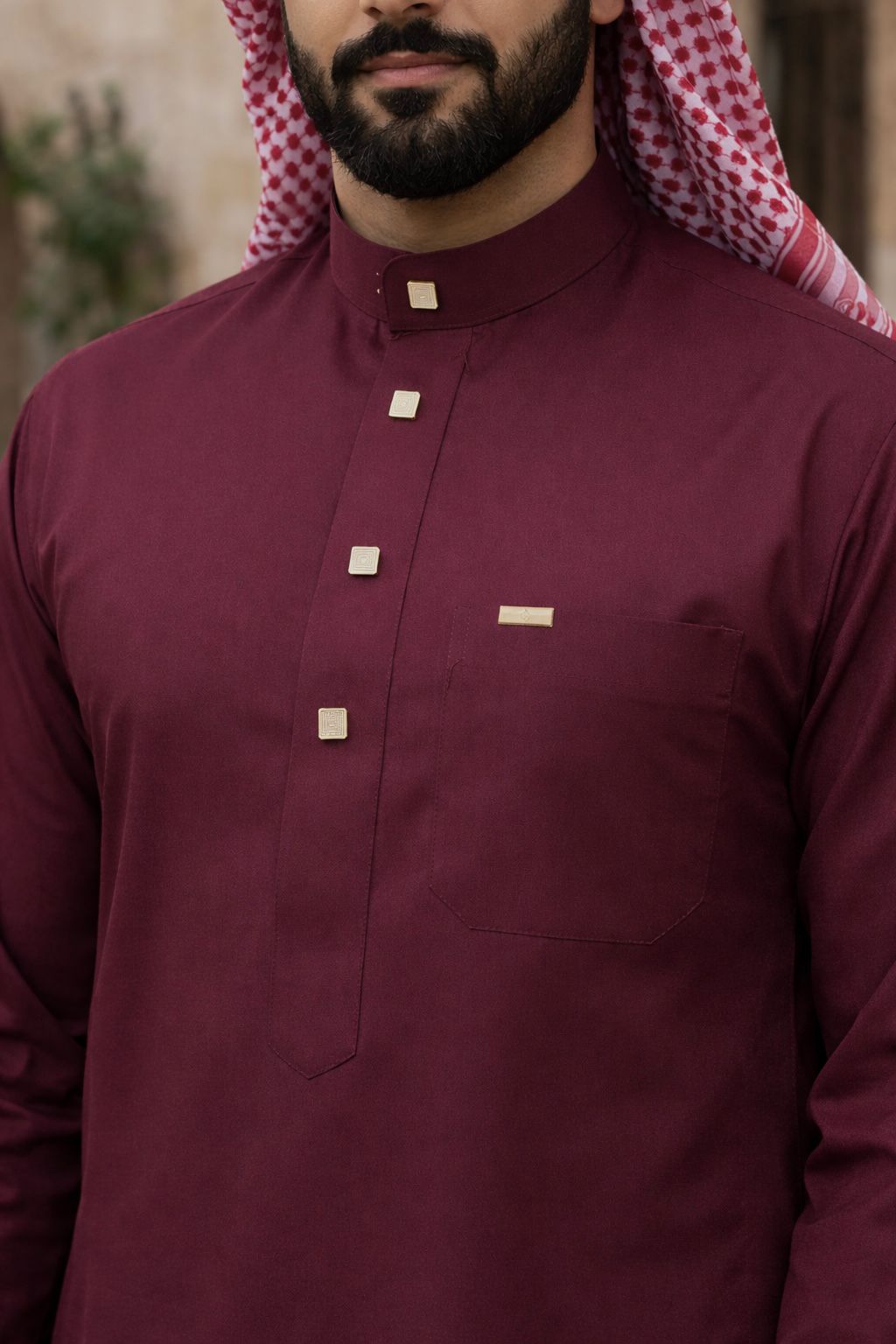 détail col qamis bordeaux boutons chic finition luxe