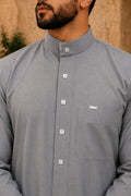 Qamis saoudien homme gris premium avec col officier structuré et boutons élégants raffinés