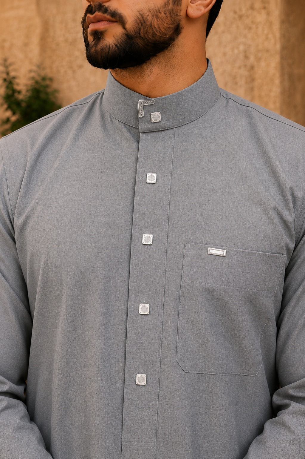 Qamis saoudien homme gris premium avec col officier structuré et boutons élégants raffinés